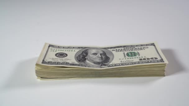Vezmi si od stolu balíček dolarových bankovek — Stock video