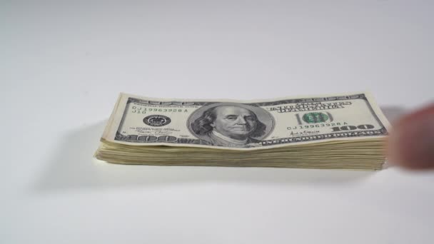 Vezmi si od stolu balíček dolarových bankovek — Stock video