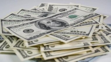 Bir paket dolar artıyor. Hareketi durdur