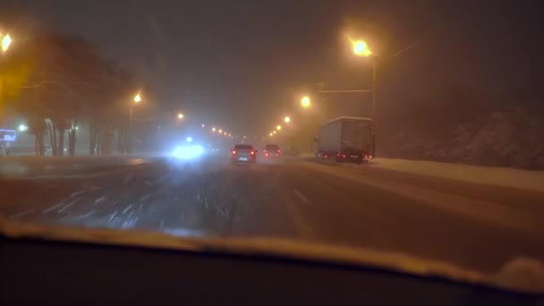 Ciudad de invierno desde una ventana de coche — Vídeos de Stock