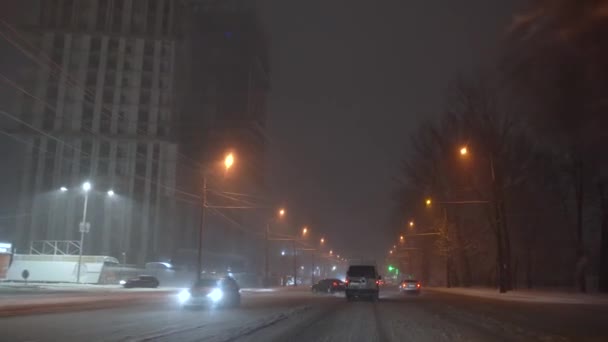 Ciudad de invierno desde una ventana de coche — Vídeos de Stock