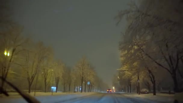 Зимове місто з вікна автомобіля. — стокове відео