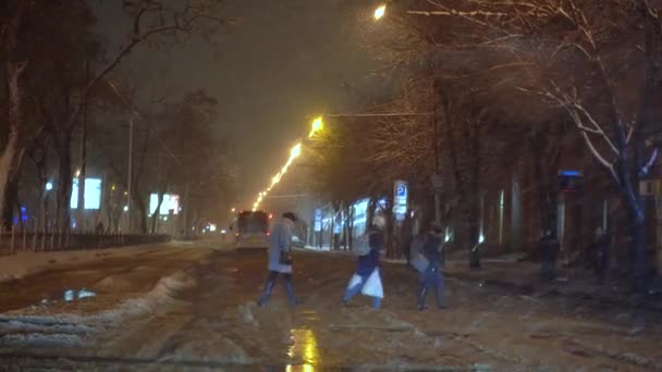 Araba camından kış şehri — Stok video