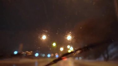 Araba camından kış şehri