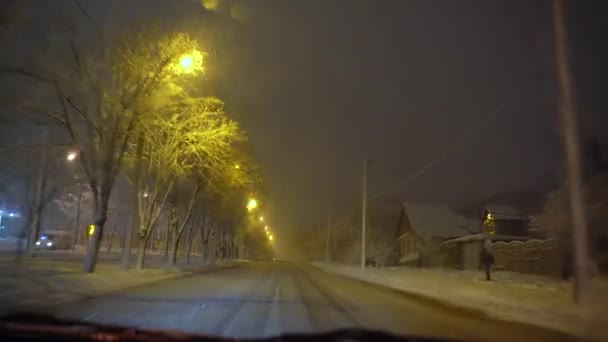 Зимове місто з вікна автомобіля. — стокове відео