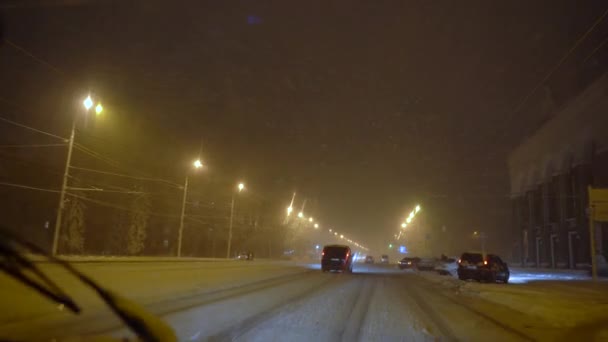 Zimowe miasto z okna samochodu — Wideo stockowe
