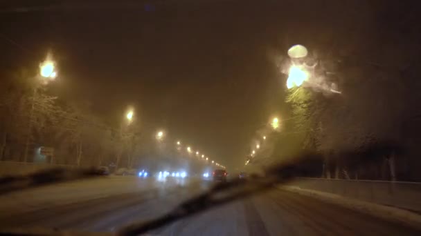 Ciudad de invierno desde una ventana de coche — Vídeos de Stock