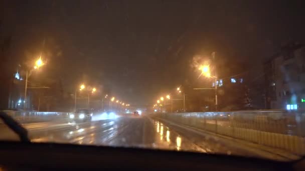 Vinterstaden från ett bilfönster — Stockvideo