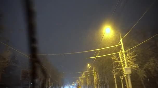 Winterstadt aus dem Autofenster — Stockvideo