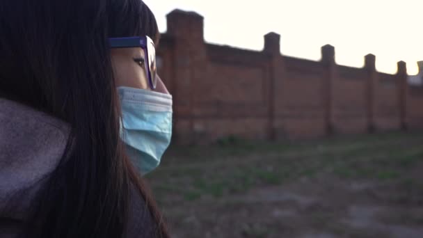 Mädchen gehen maskiert durch die Stadt. Zeitlupe — Stockvideo