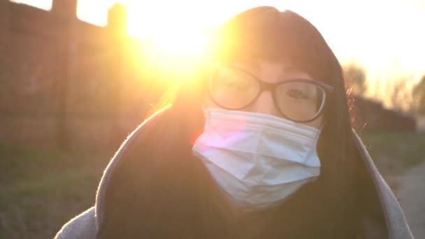 Девушка ходит в масках по городу. slowmotion — стоковое видео