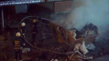 DNIPRO, UKRAINE - 22 Mart 2020. Kurtarma ekibi yangını söndürdü.