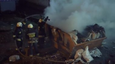 DNIPRO, UKRAINE - 22 Mart 2020. Kurtarma ekibi yangını söndürdü.