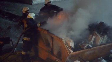 DNIPRO, UKRAINE - 22 Mart 2020. Kurtarma ekibi yangını söndürdü.