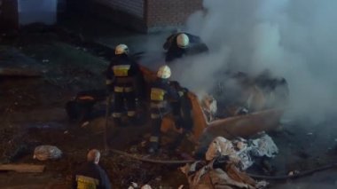 DNIPRO, UKRAINE - 22 Mart 2020. Kurtarma ekibi yangını söndürdü.