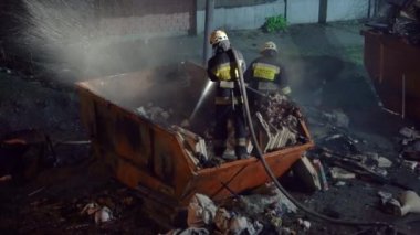 DNIPRO, UKRAINE - 22 Mart 2020. Kurtarma ekibi yangını söndürdü.