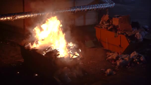 Las latas de basura se queman por la noche — Vídeos de Stock