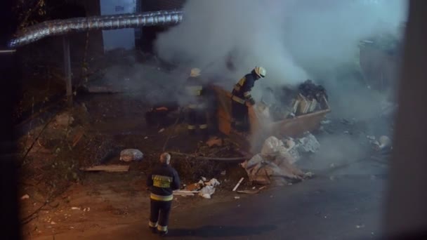 ДНИПРО, Украина - 22 марта 2020 г. Спасательная служба тушит пожар — стоковое видео