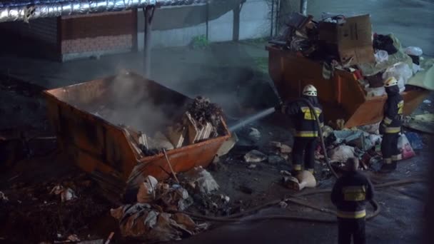 DNIPRO, UKRAINE - 22 Mart 2020. Kurtarma ekibi yangını söndürdü. — Stok video