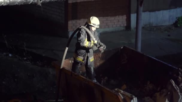 DNIPRO, UKRAINE - 2020. március 22. A mentőszolgálat eloltja a tüzet. — Stock videók