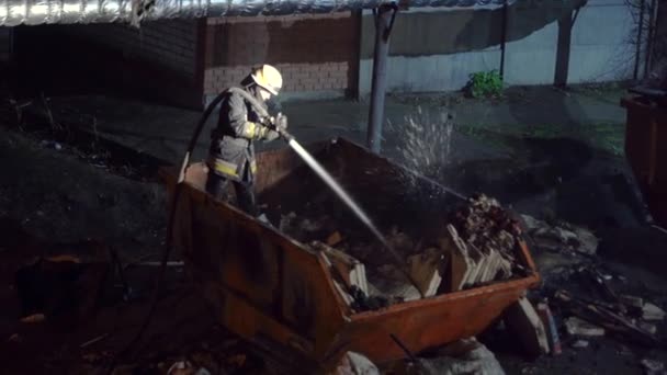 ДНИПРО, Украина - 22 марта 2020 г. Спасательная служба тушит пожар — стоковое видео