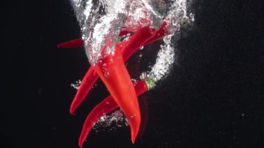 Acı biberler suya düşüyor. Yavaş çekim