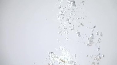 Portakallar suya düşüyor. Yavaş çekim