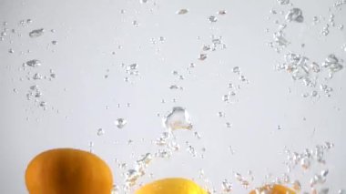 Portakallar suya düşüyor. Yavaş çekim