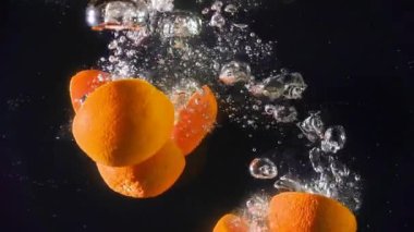 Portakallar suya düşüyor. Yavaş çekim