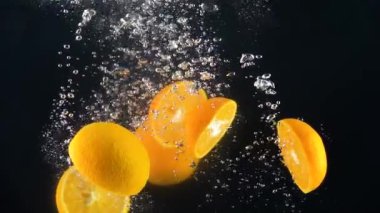 Portakallar suya düşüyor. Yavaş çekim