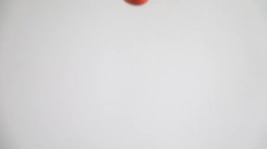 Kırmızı biber suya düşer. Yavaş çekim