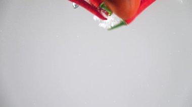 Kırmızı biber suya düşer. Yavaş çekim