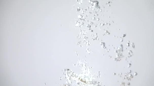 Oranges tombant dans l'eau. Mouvement lent 