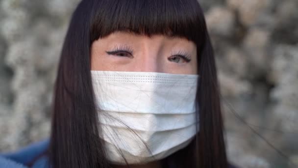 의료용 마스크를 쓴 소녀. 코로나 바이러스 유행 — 비디오