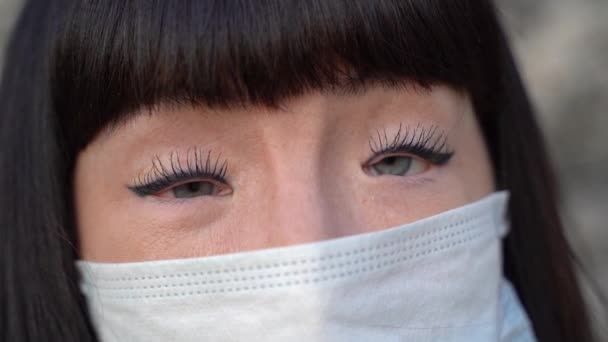 Дівчина в медичній масці. Епідемія коронавірусу — стокове відео