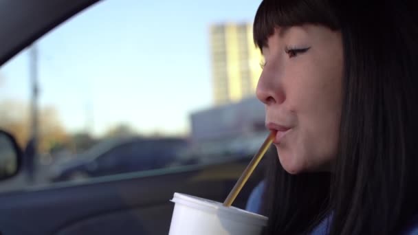 Une femme boit un verre à travers une paille. Mouvement lent — Video