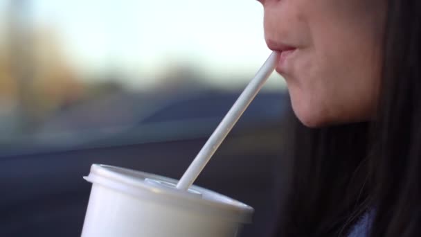 La mujer bebe una copa a través de una pajita. Movimiento lento — Vídeo de stock