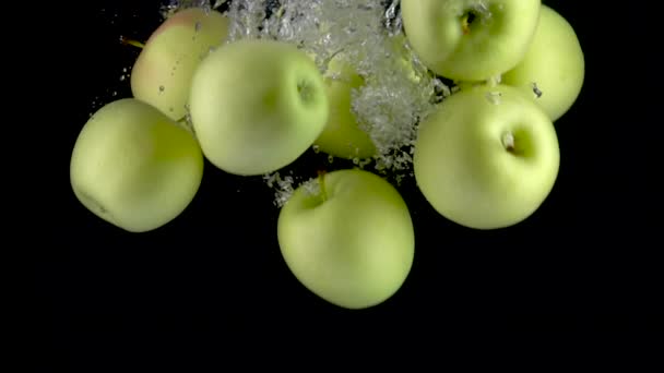 Äpplen faller i vatten. Långsamma rörelser 500fps — Stockvideo