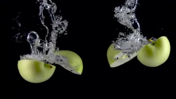 Jabłka wpadają do wody. Zwolniony ruch 500fps — Wideo stockowe