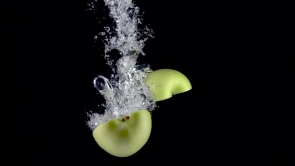 Las manzanas caen en el agua. Cámara lenta 500fps — Vídeos de Stock