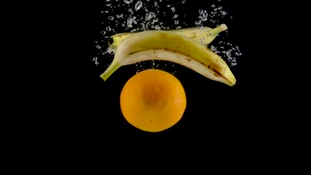 Banane e frutta secca in acqua. Rallentatore 500fps — Video Stock