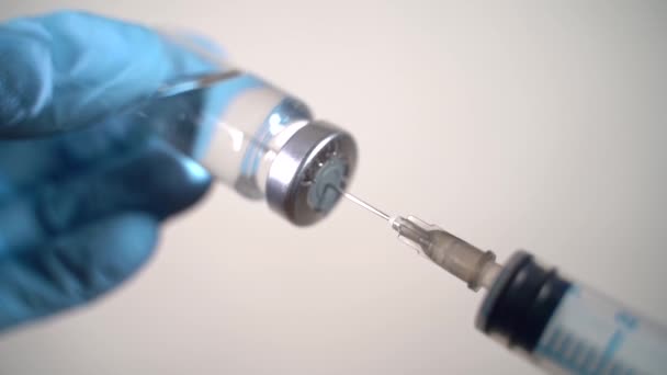 Remove the cap from the needle. Slow motion — Stock Video
