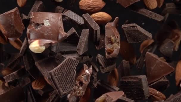 Explosão de chocolate de amêndoa. Movimento lento 500fps — Vídeo de Stock