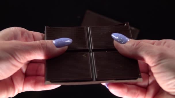 Briser une barre de chocolat. Mouvement lent 500fps — Video