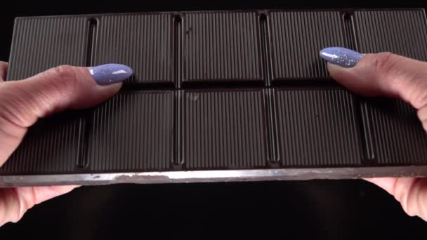 Breek een reep chocolade. Slow Motion 500fps — Stockvideo