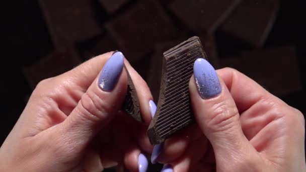 Briser une barre de chocolat. Mouvement lent 500fps — Video