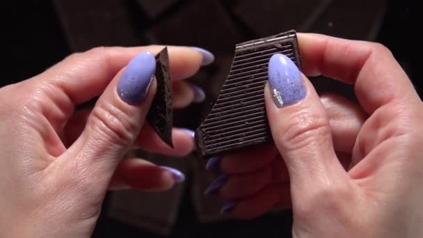 Briser une barre de chocolat. Mouvement lent 500fps — Video