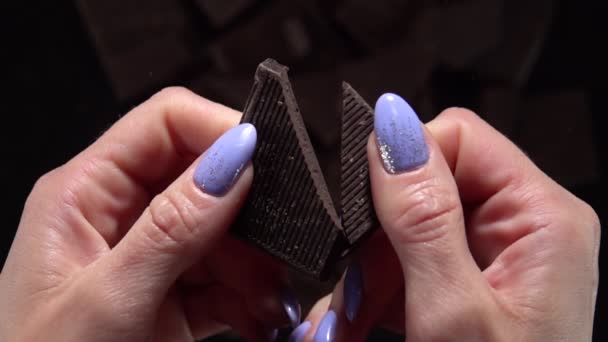 Rompi una tavoletta di cioccolato. Movimento lento 500fps — Video Stock