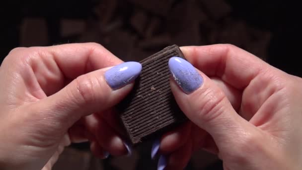Rozbij čokoládovou tyčinku. Pomalý pohyb 500fps — Stock video
