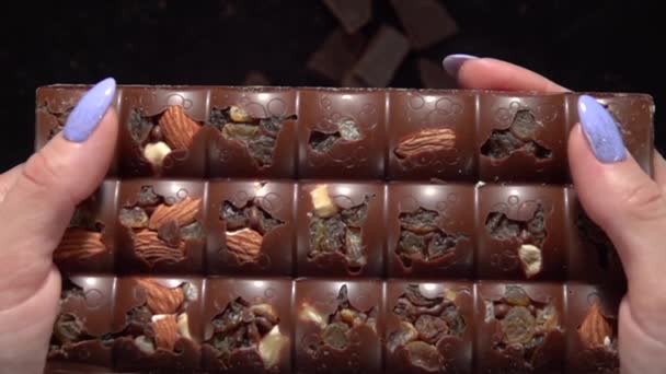 Parte uma barra de chocolate. Movimento lento 500fps — Vídeo de Stock